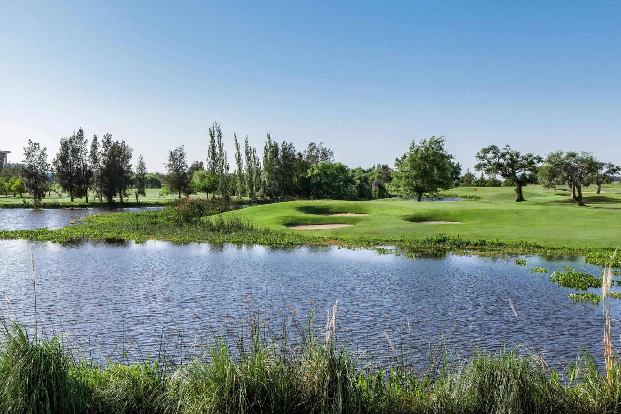 Sheraton Colonia Golf & Spa Resort Colonia del Sacramento Eksteriør billede Golf course in the city