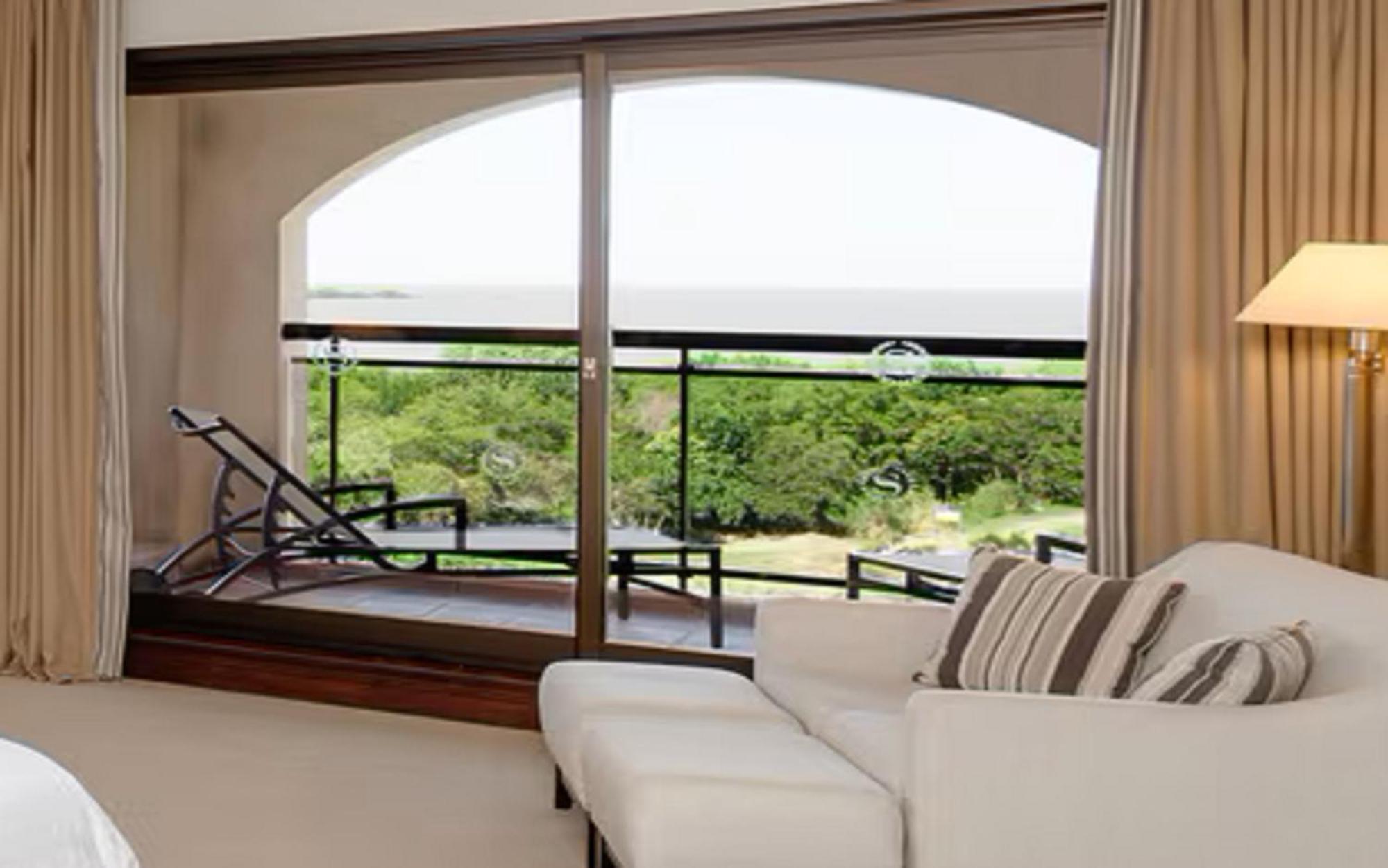 Sheraton Colonia Golf & Spa Resort Colonia del Sacramento Eksteriør billede A window with a roller blind