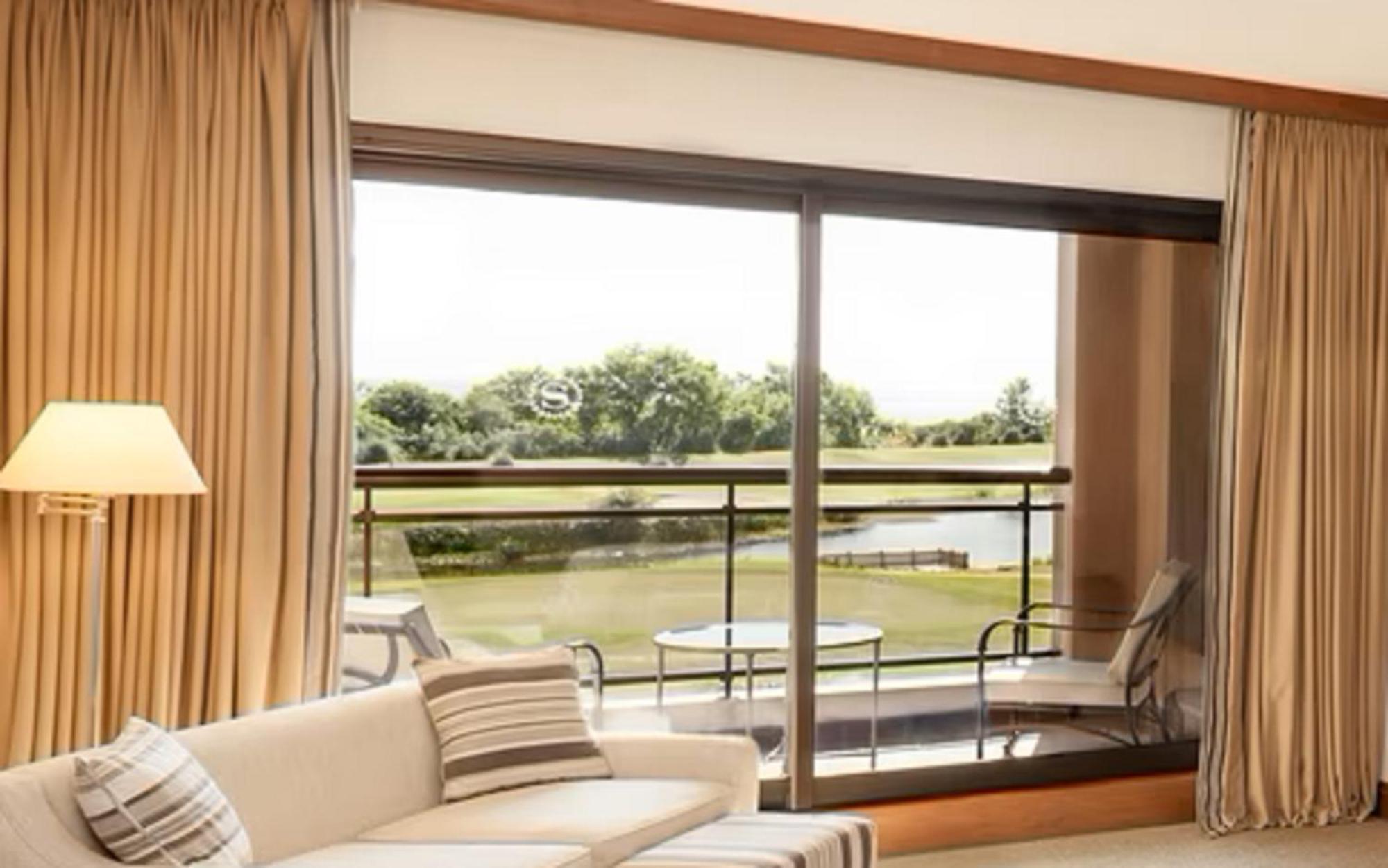 Sheraton Colonia Golf & Spa Resort Colonia del Sacramento Eksteriør billede A view of the golf course from a suite