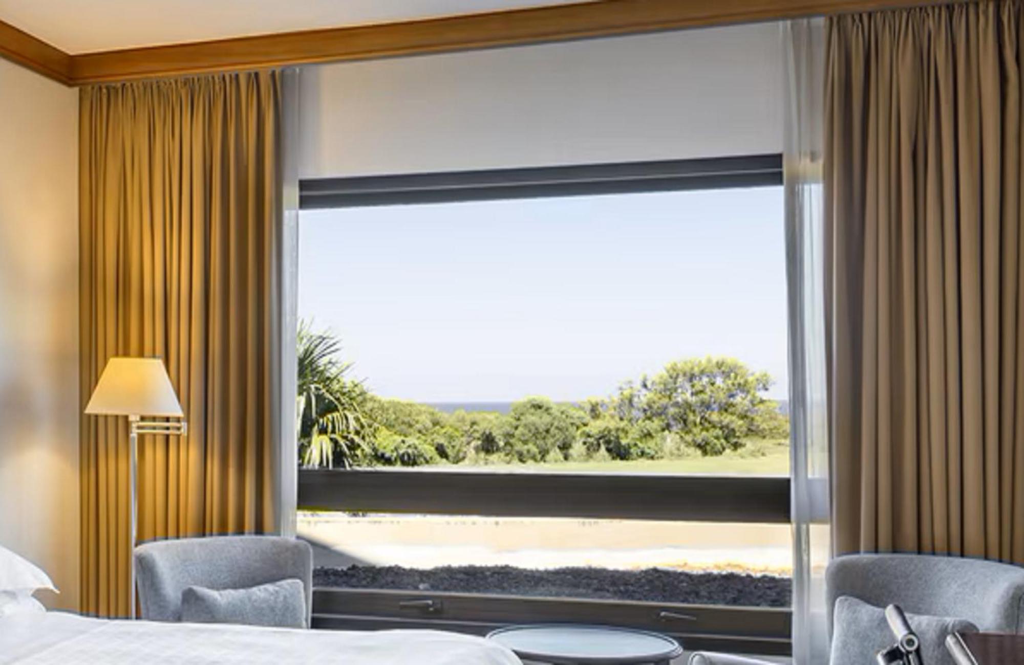 Sheraton Colonia Golf & Spa Resort Colonia del Sacramento Eksteriør billede A window with a roller blind