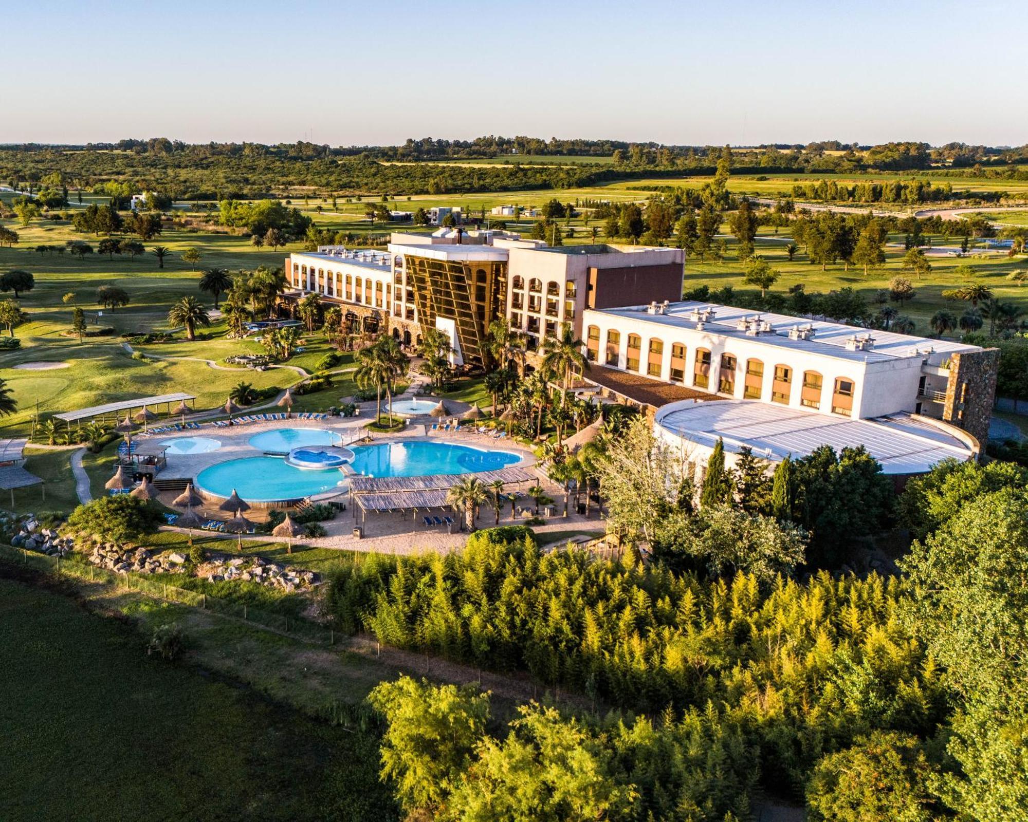 Sheraton Colonia Golf & Spa Resort Colonia del Sacramento Eksteriør billede Aerial view of the hotel